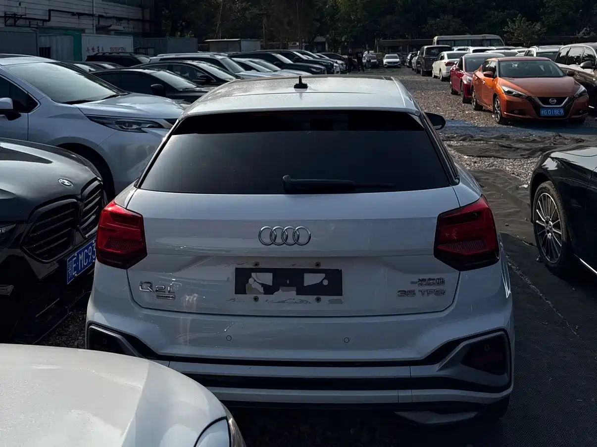 Photo 4 - Audi Q2L