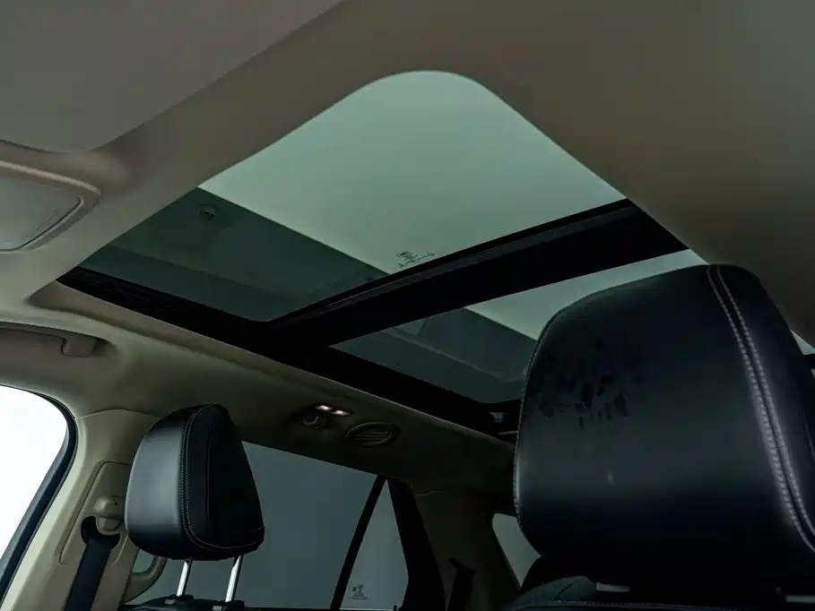 Photo 28 - Ford Explorer