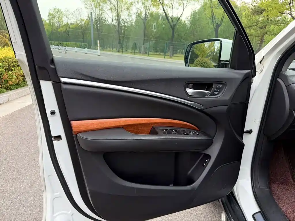 Photo 8 - Acura MDX