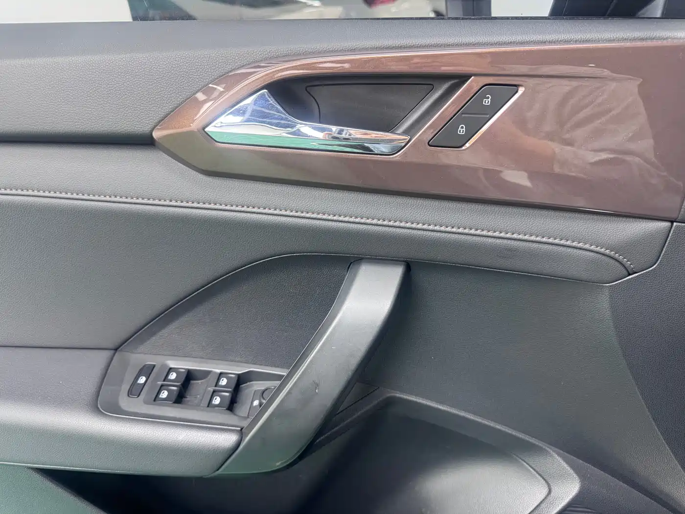 Volkswagen Tharu 2022 280TSI FWD Luxury Edition фото 17