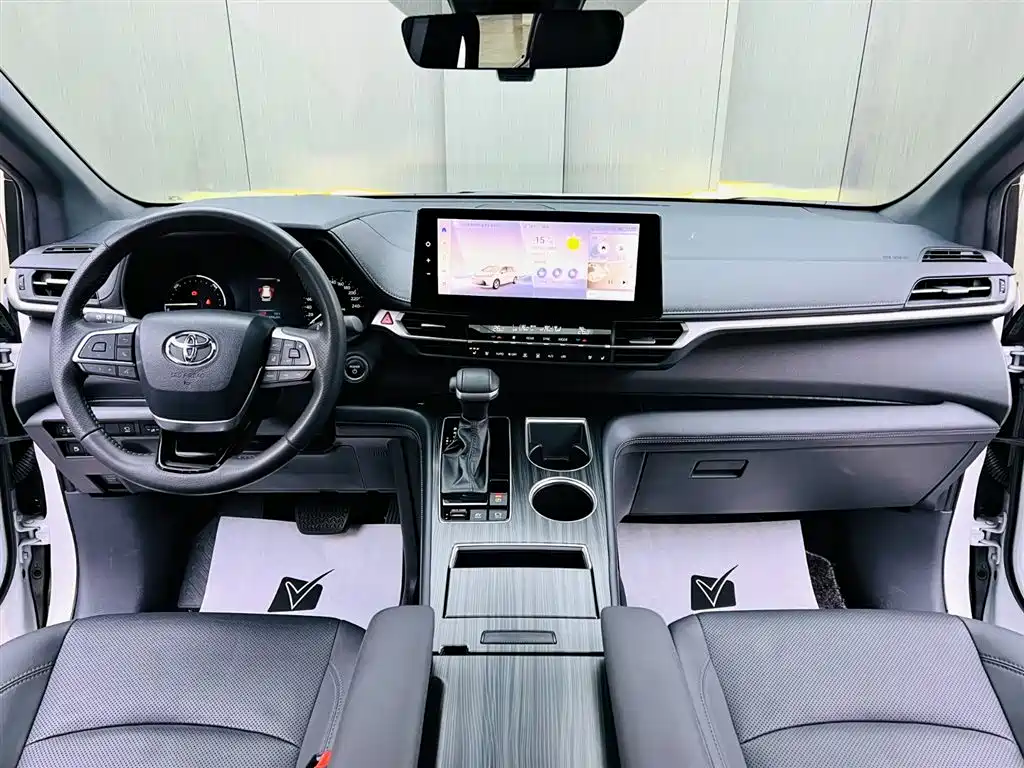 Toyota Sienna 2024 2.5L Hybrid 4WD Premium Edition фото 9