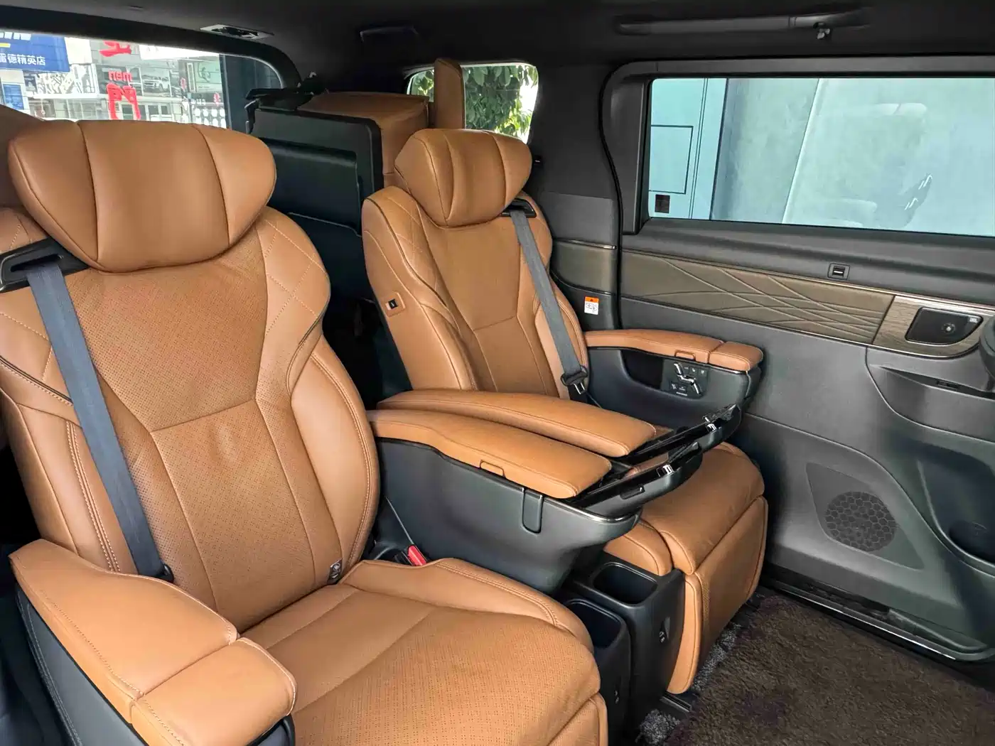 Toyota Vellfire 2024 Crown Hybrid 2.5L Executive Premium Edition фото 19