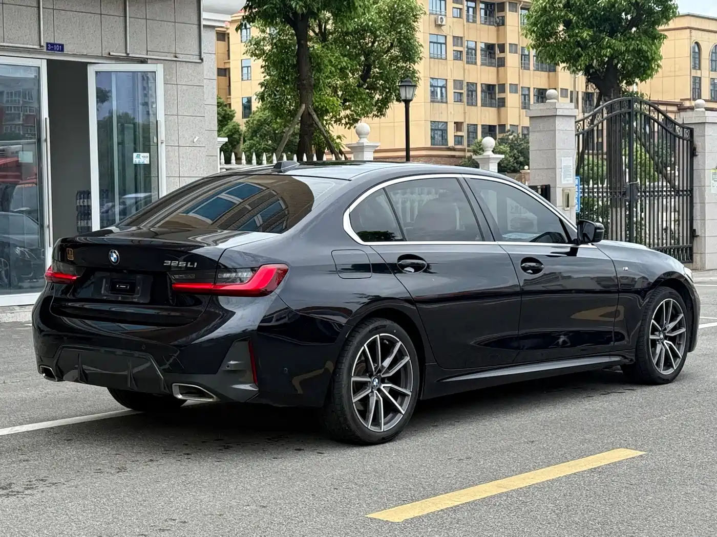 BMW 3 Series 2023 325Li M Sport Package фото 9
