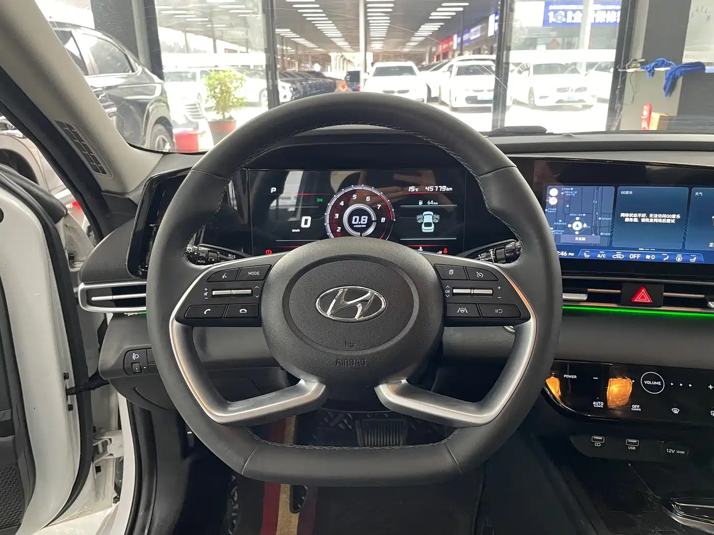 Hyundai Elantra 2022 1.5L CVT LUX Premium Edition фото 9