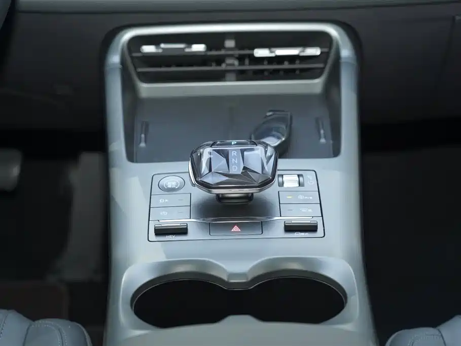 BYD Qin PLUS 2025 DM-i Smart Drive 55KM Leader фото 7