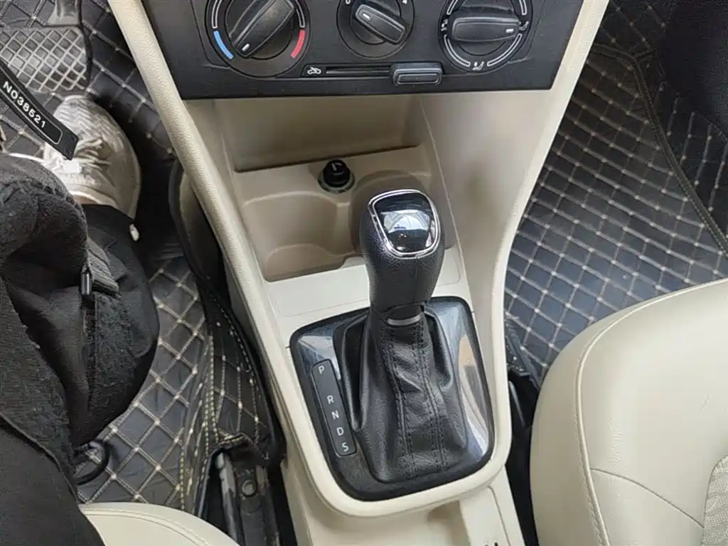 Škoda Rapid 2013 1.6L Automatic Smart Selection фото 10