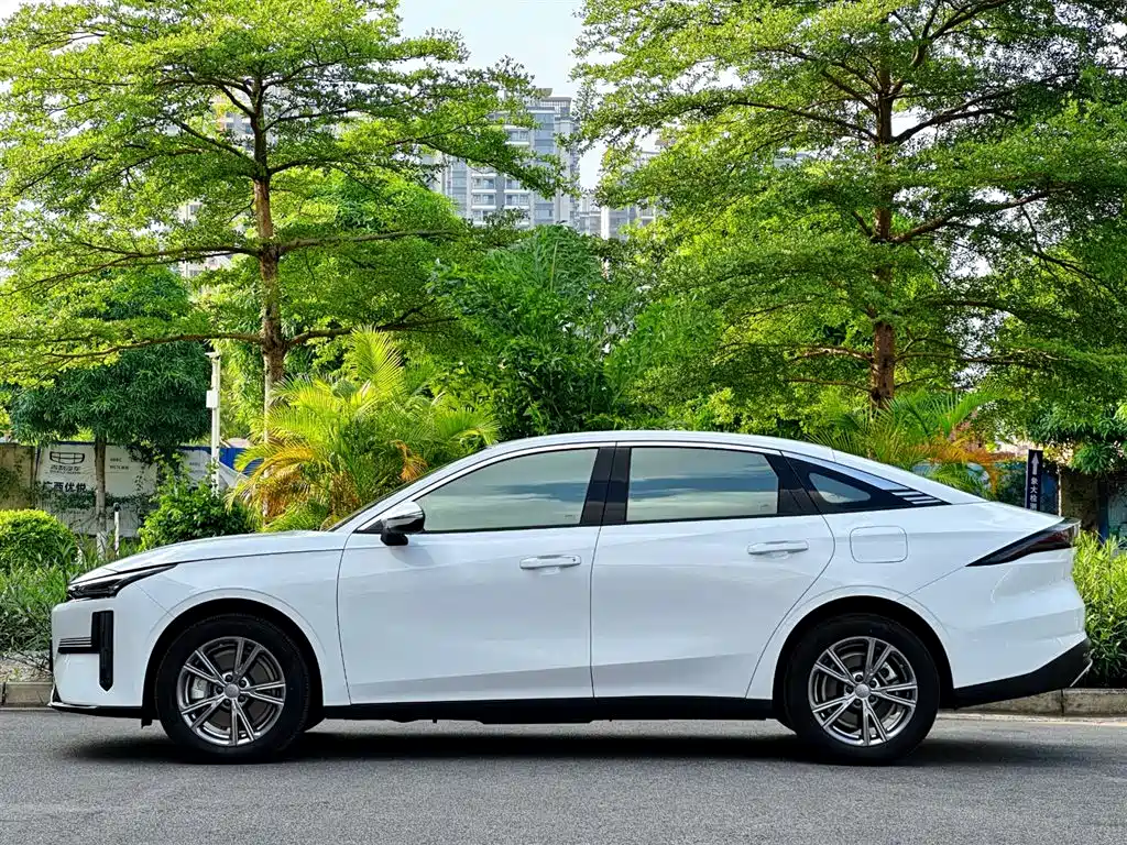 Geely Galaxy Galaxy L6 2025 EM-i 140km Voyage Edition фото 5