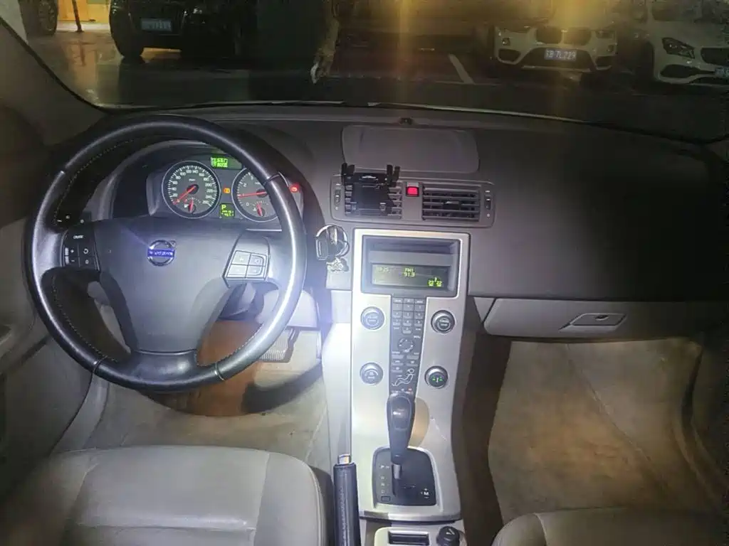 صورة 12 - Volvo S40