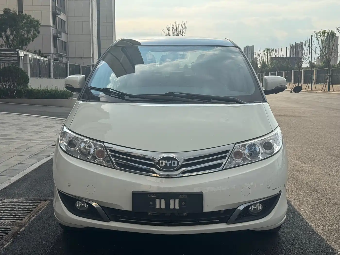 BYD M6 2016 2015 2.4L Automatic Premium Edition