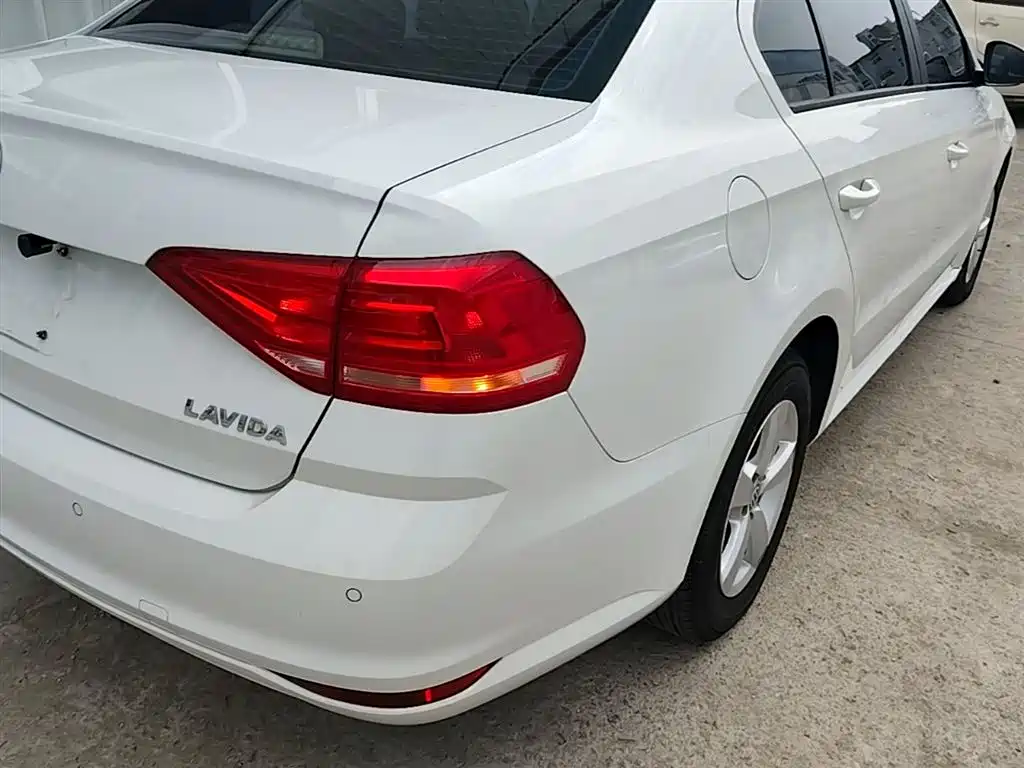 Volkswagen Lavida 2015 1.6L Automatic Trend Edition фото 8