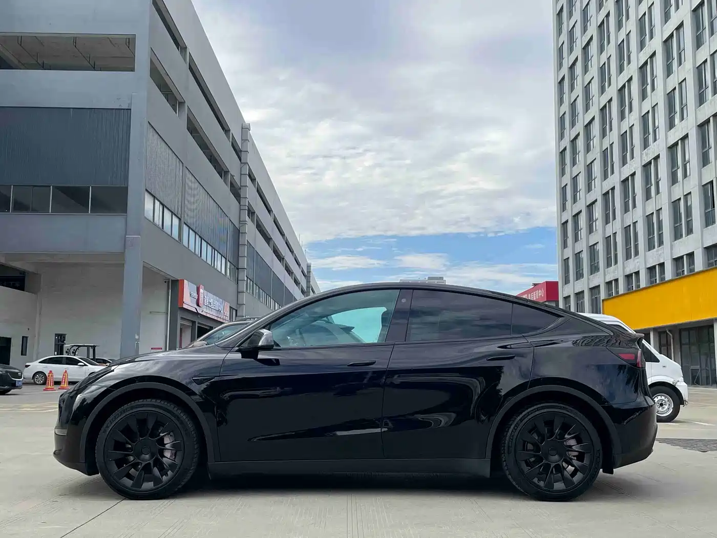 TESLA MODEL Y