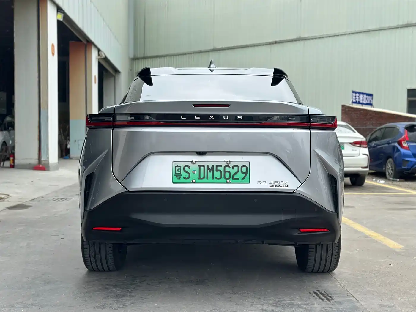 Lexus RZ 2023 450e 4WD Expedition Edition фото 5
