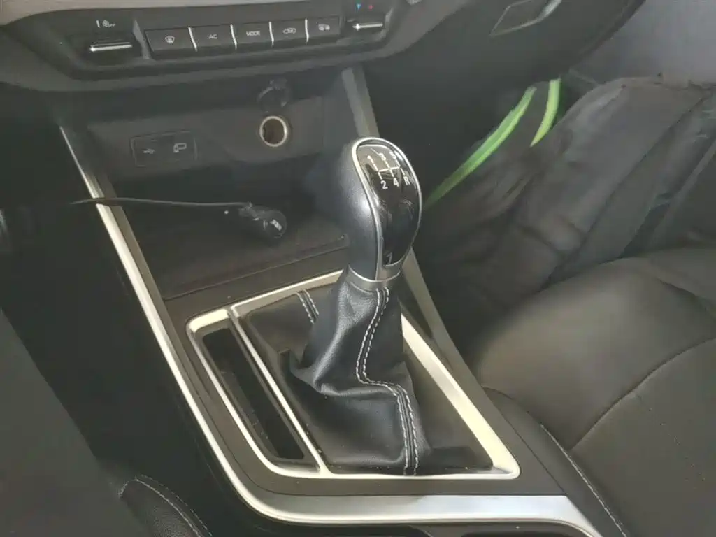 Фото 14 - Geely Vision X3