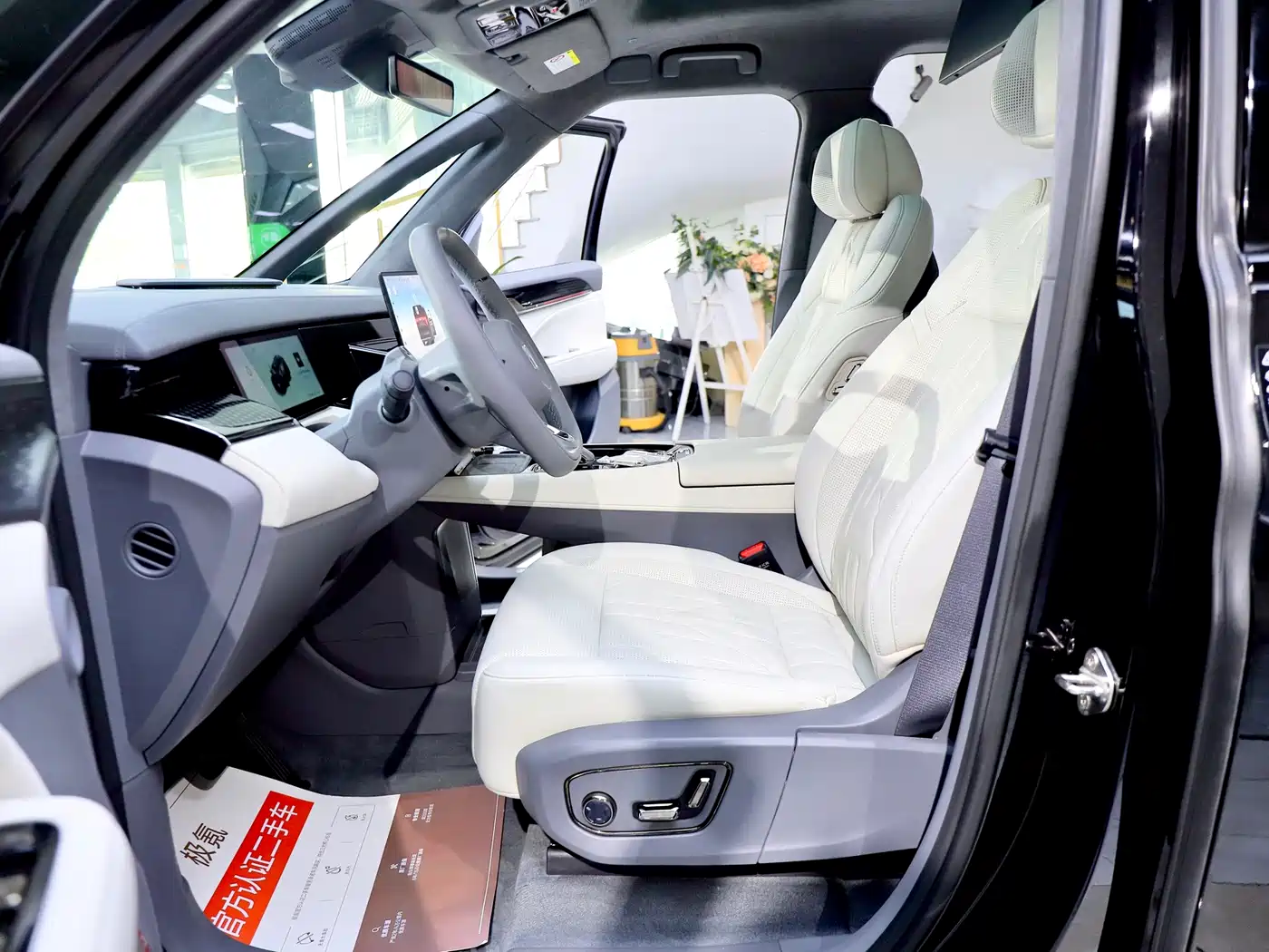 ZEEKR 009 2025 2024 6-seat Executive AWD 108kWh
