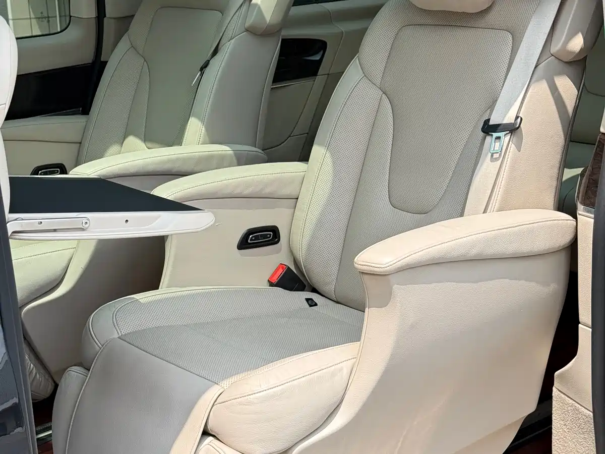 Mercedes-Benz V-Class 2017 Model V 260 L Premium Extended Edition фото 10