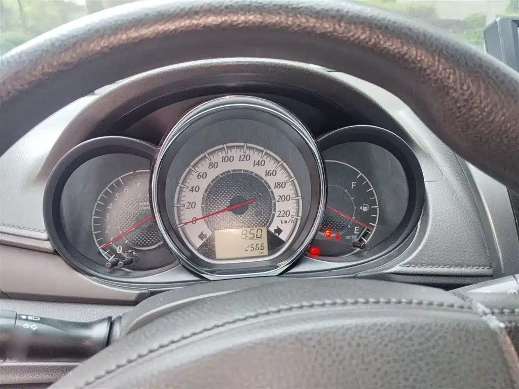 Toyota YARiS L Zhi Xuan 2015 1.5G Auto Sunroof Special Edition фото 4