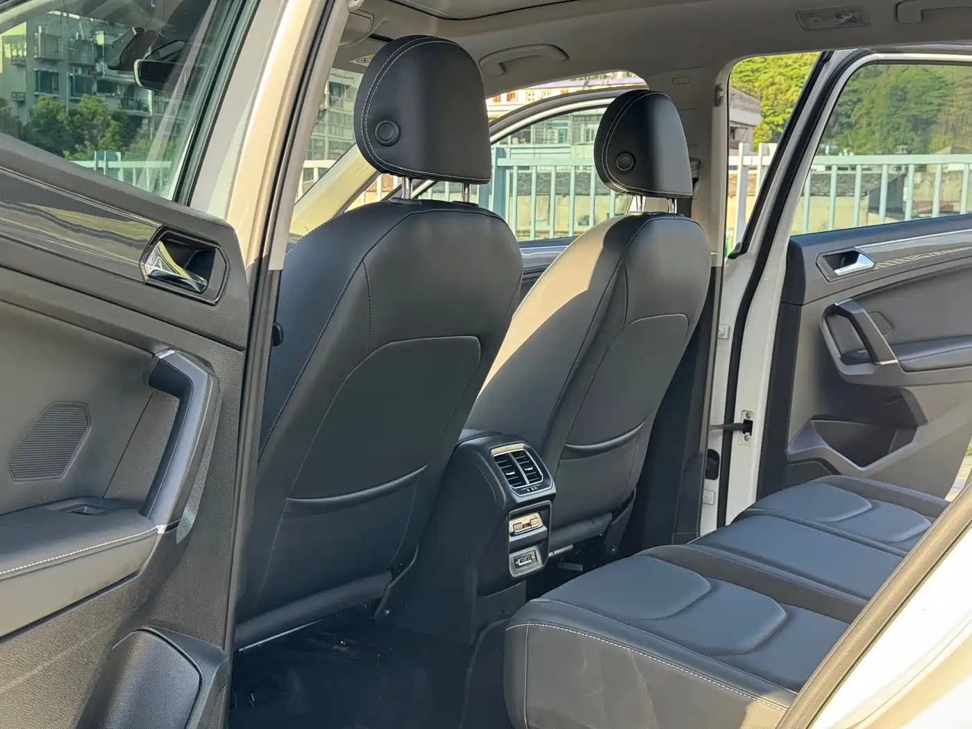 Volkswagen Tiguan L 2021 330TSI Automatic 2WD R-Line Premium фото 9