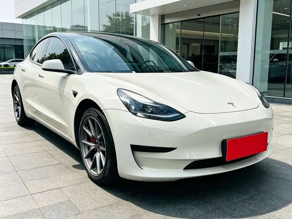 Фото 3 - Tesla Model 3
