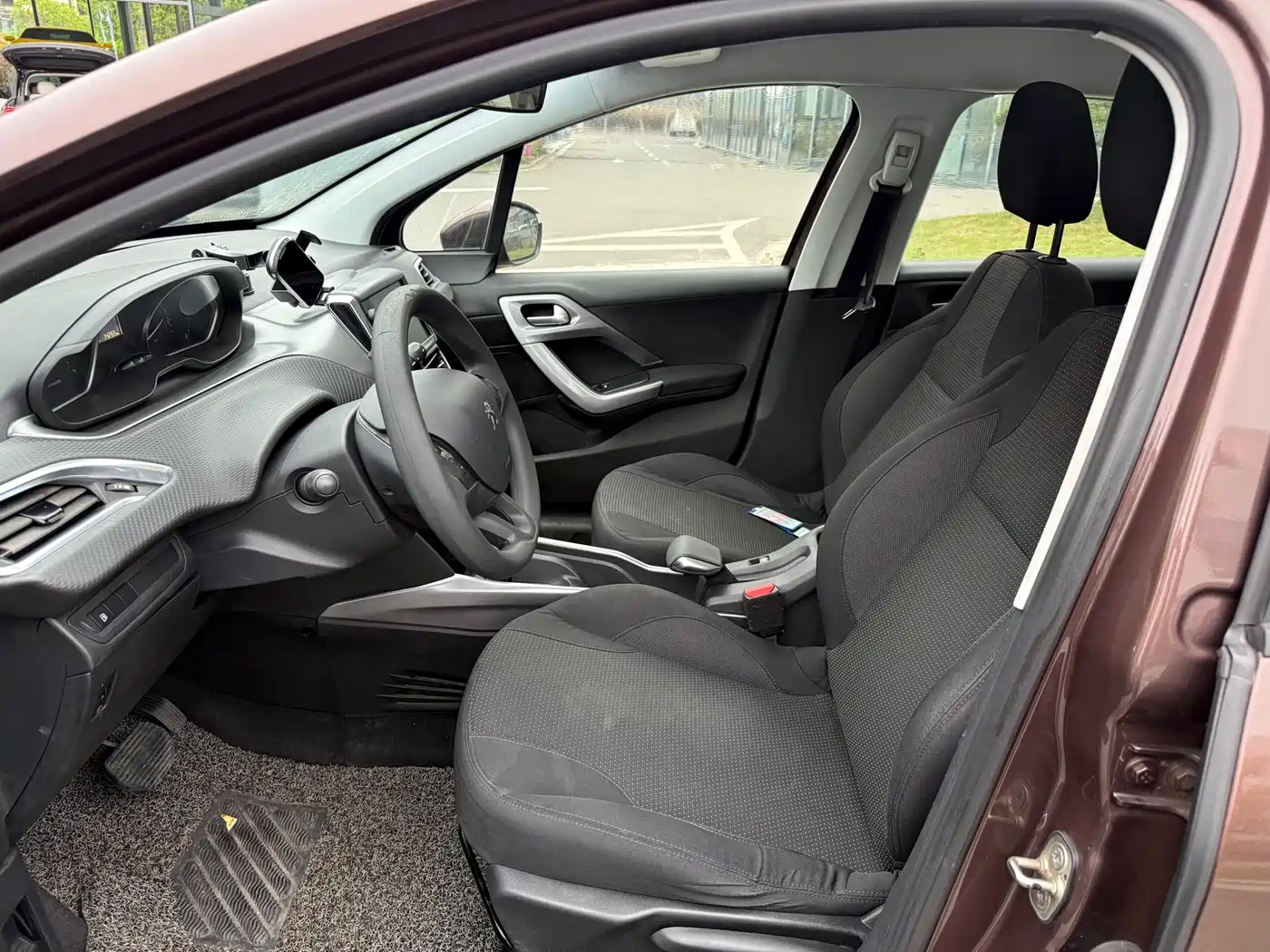 Peugeot 2008 2014 1.6L Automatic Fashion Edition фото 5