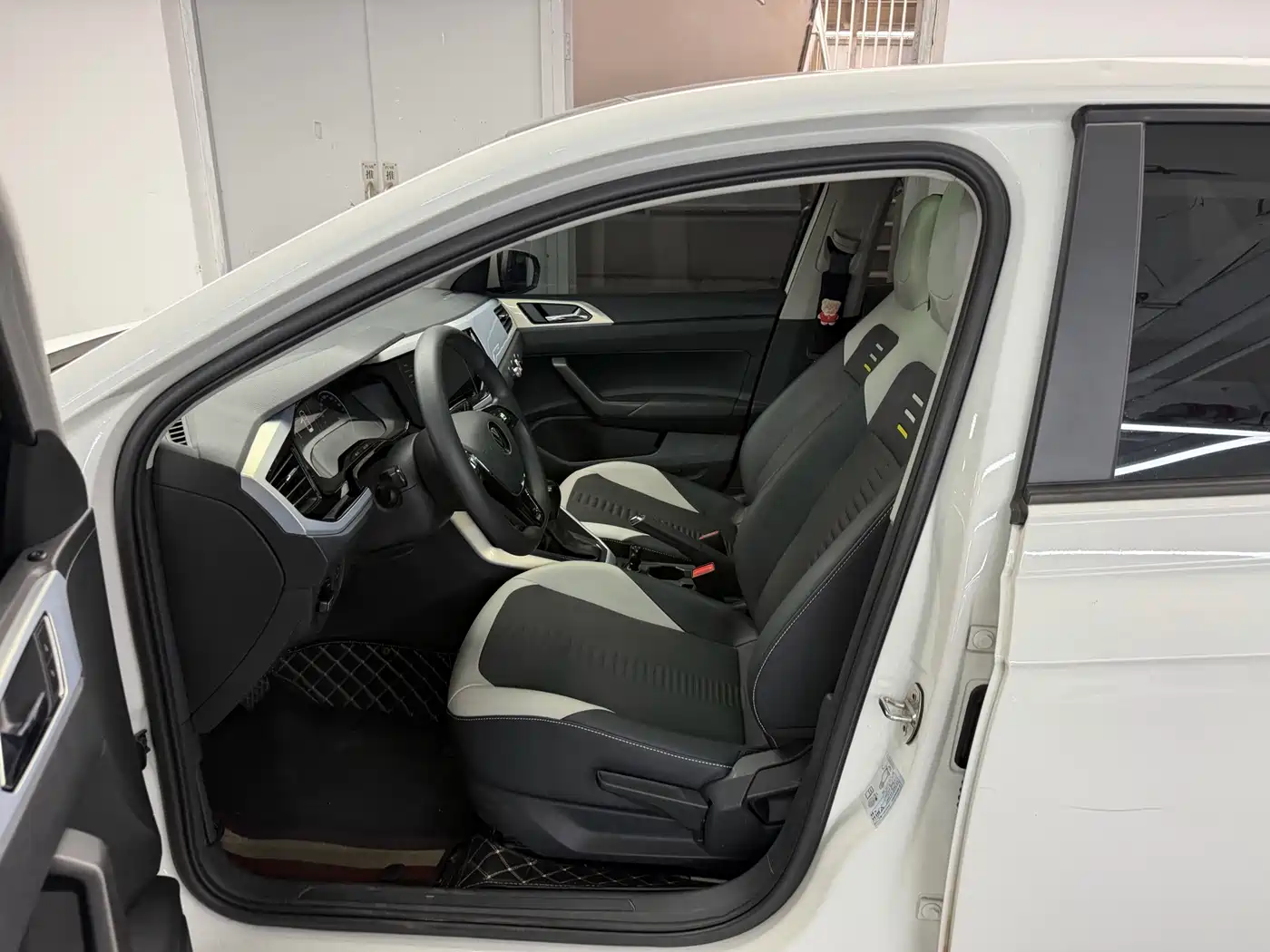 Volkswagen Polo 2022 2023 Plus 1.5L Automatic Colorful Tech Edition