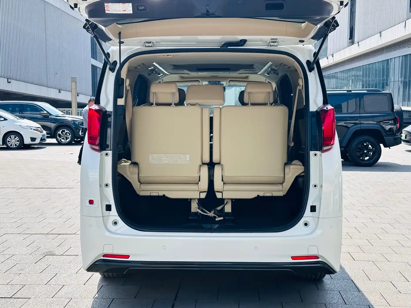 Toyota Alphard 2021 Hybrid 2.5L Luxury фото 18