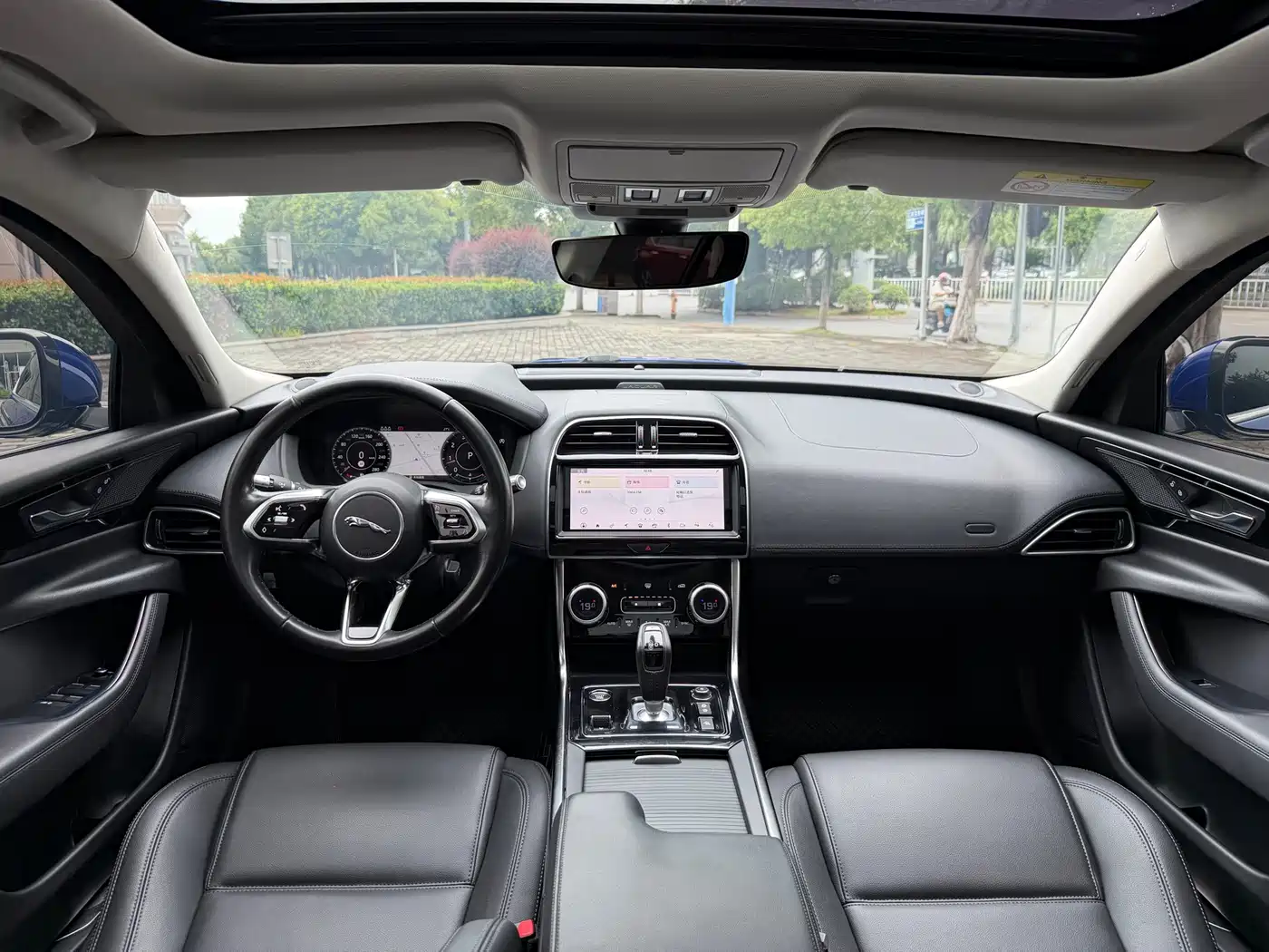 Photo 8 - Jaguar XEL