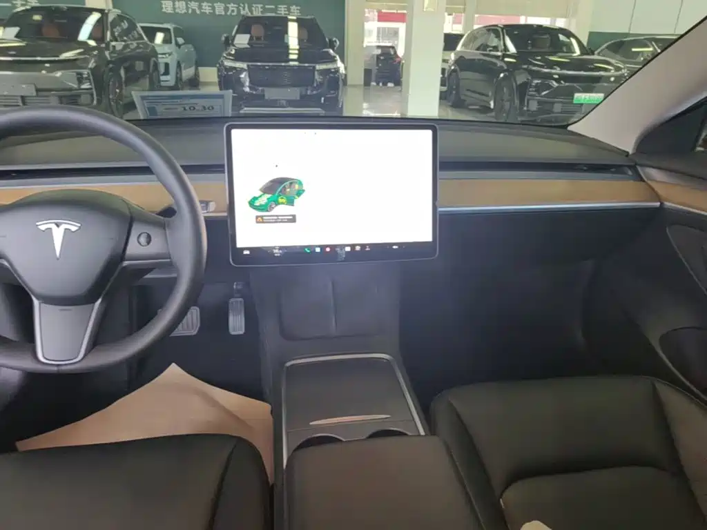 Фото 13 - Tesla Model 3