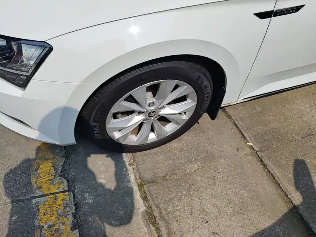 Фото 23 - Škoda Superb