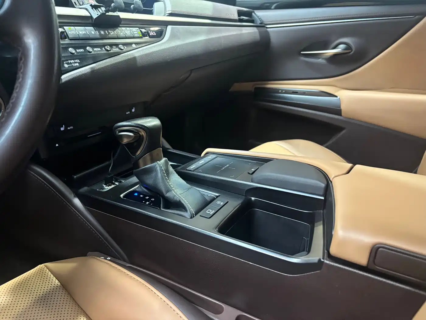 Lexus ES 2020 200 Excellence фото 18