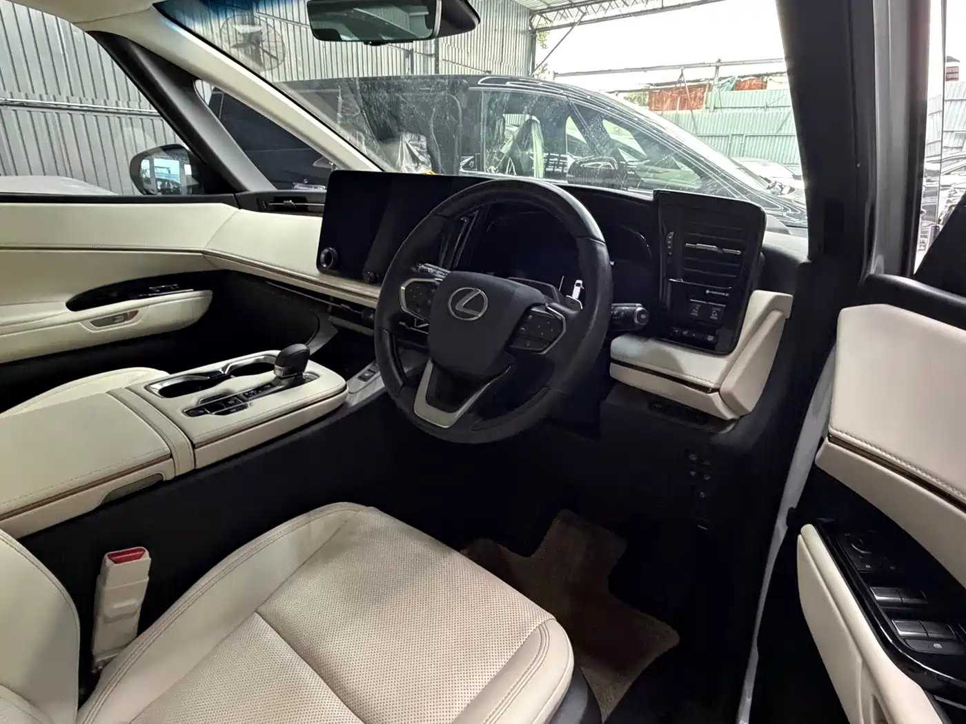 Lexus LM 2025 Model 500h Four-Seater Imperial Edition фото 8