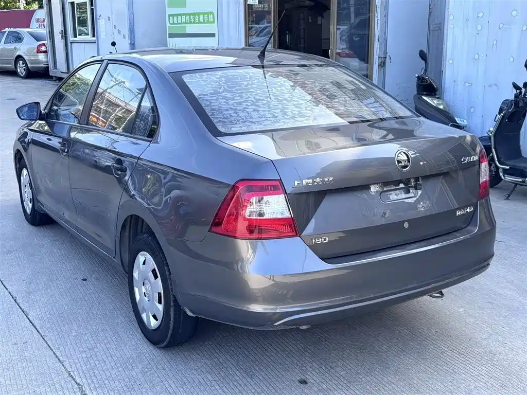 Škoda Rapid 2015 1.6L Manual Joy Selection фото 6