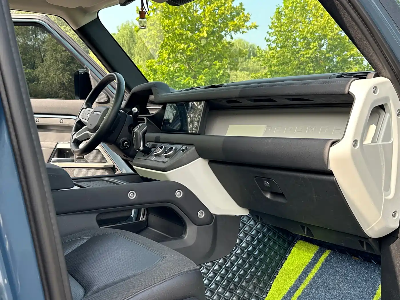 Land Rover Defender 2020 Model 110 P400 SE фото 8