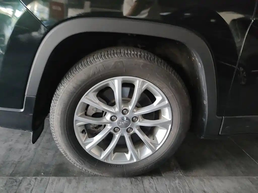 Photo 23 - Jeep Cherokee
