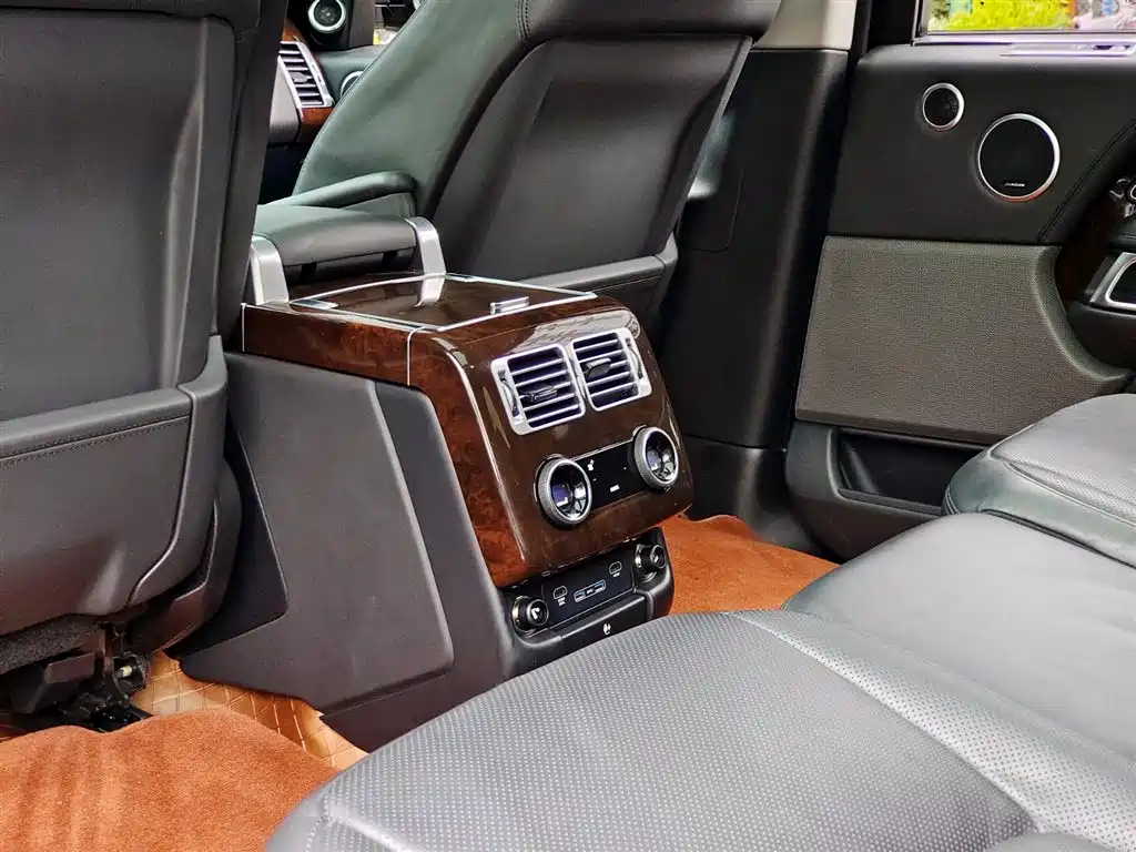 Land Rover Range Rover 2021 3.0 L6 Heritage Extended Classic Edition фото 9