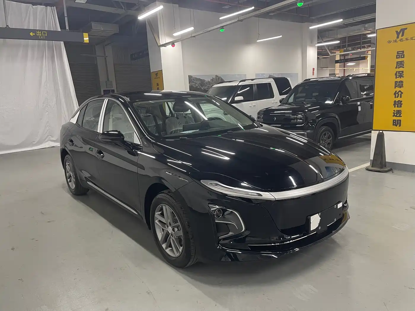 Hongqi E-QM5 фото 3
