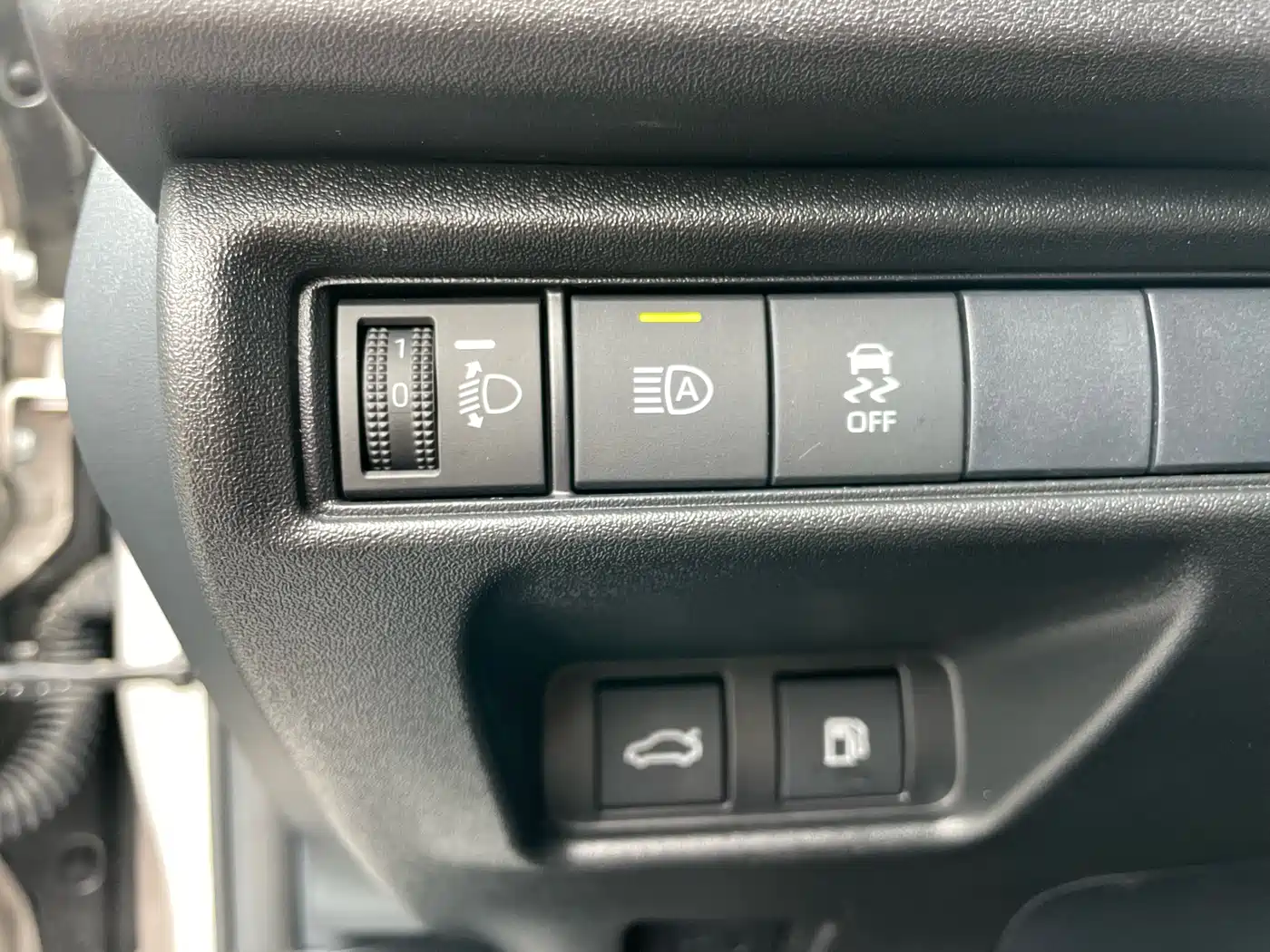 Toyota Camry 2024 Hybrid 2.0HGVP Luxury Edition фото 15