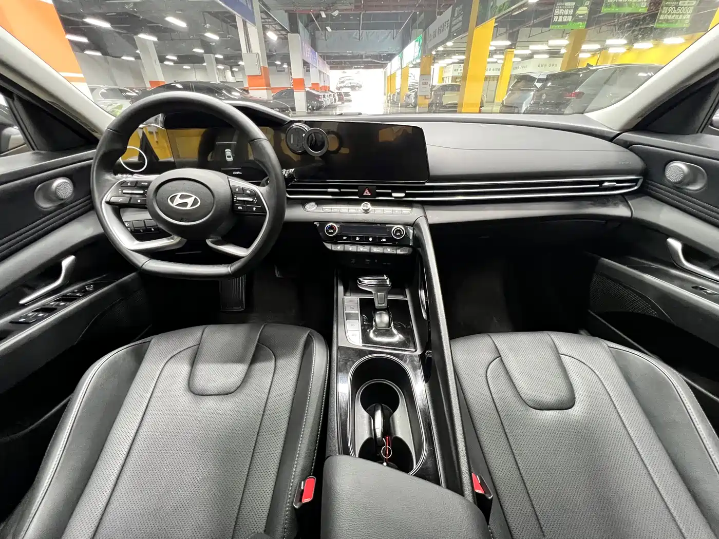 Hyundai Elantra 2023 Model 1.5L CVT LUX Premium Edition фото 11
