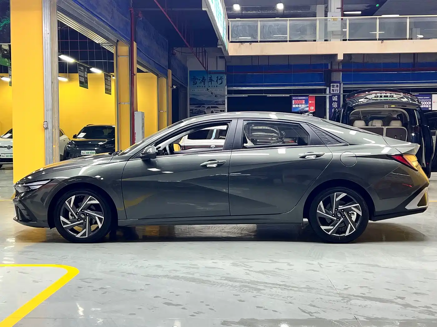 Hyundai Elantra 2023 Model 1.5L CVT LUX Premium Edition фото 4
