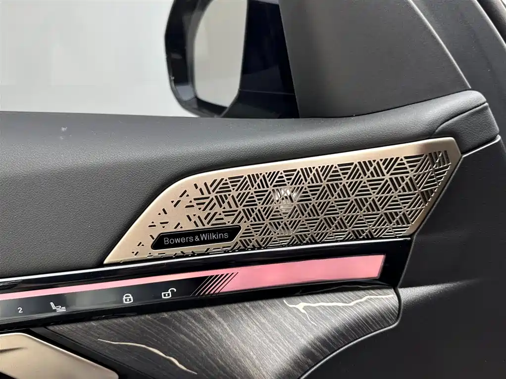 BMW 5 Series 2025 530Li Premium M Sport Package фото 15