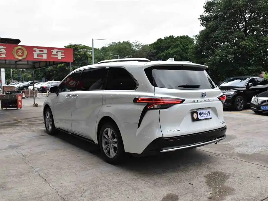 Toyota Sienna 2021 2.5L Hybrid Platinum Edition фото 18