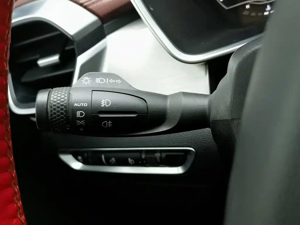 Фото 21 - Geely Binyue