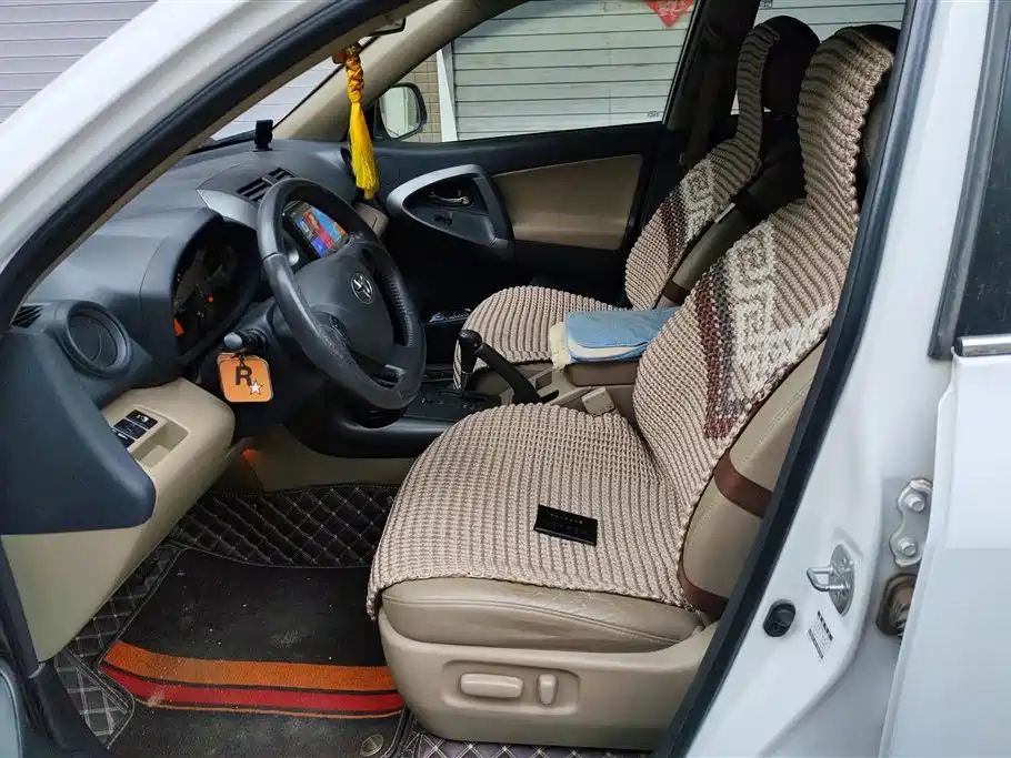 Toyota RAV4 Rongfang 2011 2.0L Automatic Luxury Edition фото 9