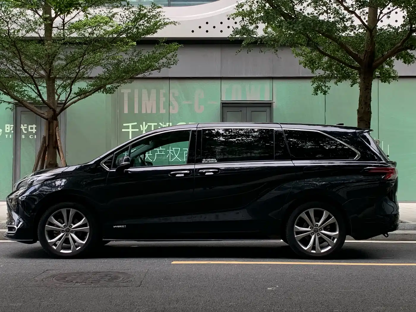 Toyota Sienna 2023 2.5L Hybrid Premium Edition фото 4