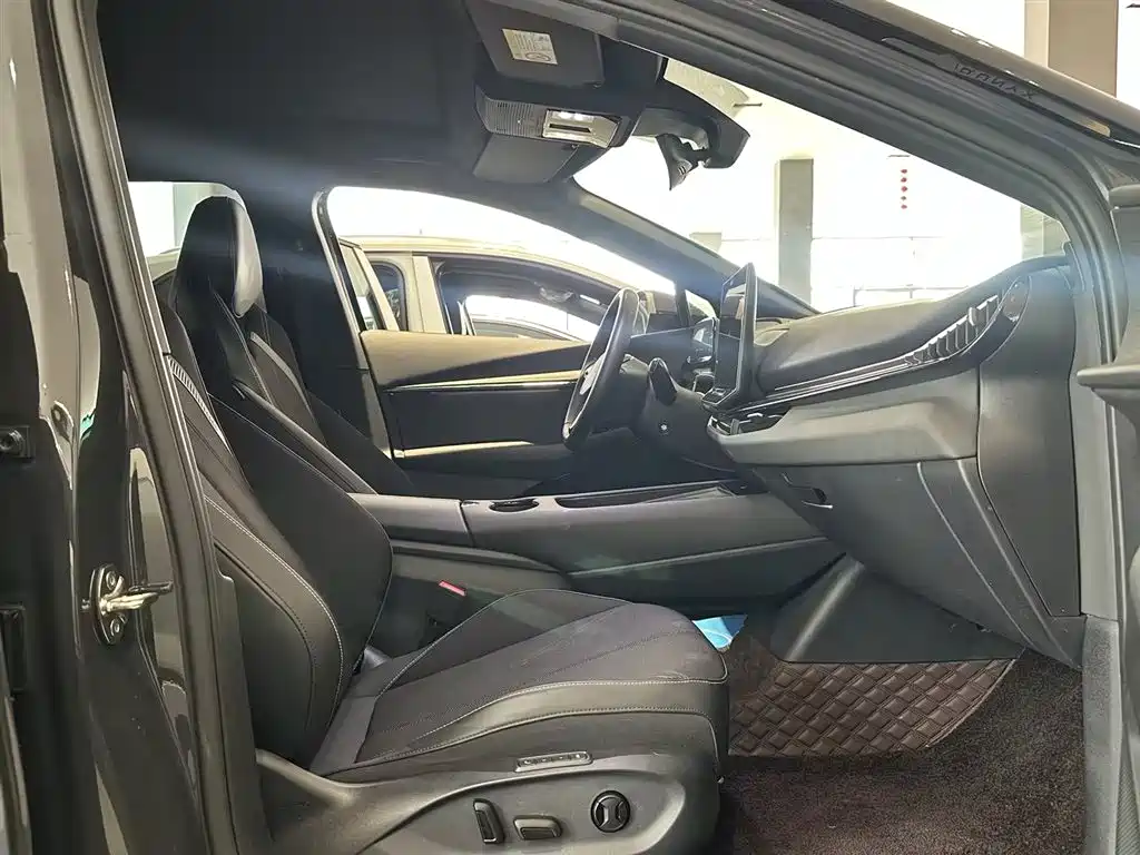 VOLKSWAGEN WITH THE CROWD 06