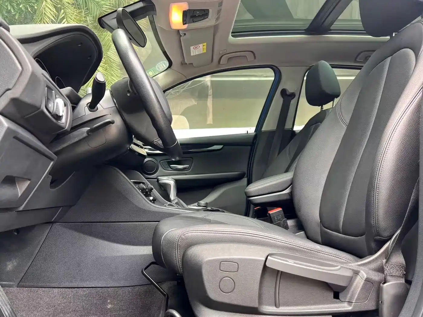 BMW 2 Series Touring 2019 218i Leading фото 11
