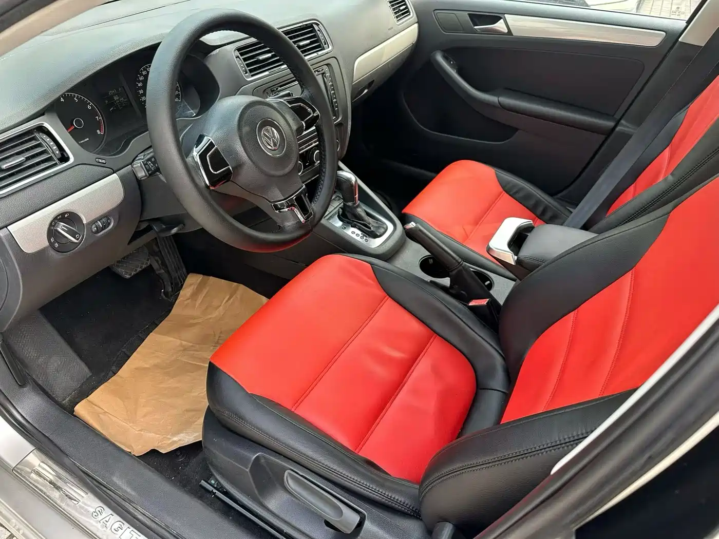 Volkswagen Sagitar 2012 1.6L Automatic Comfort Type фото 3