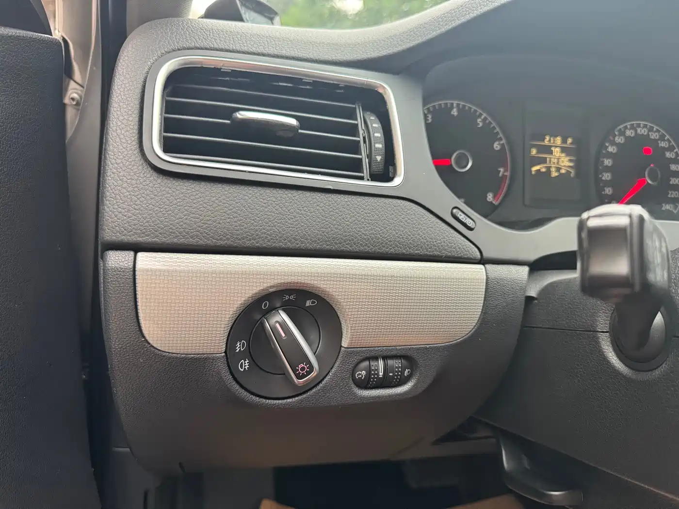 Volkswagen Sagitar 2012 1.6L Automatic Comfort Type фото 10