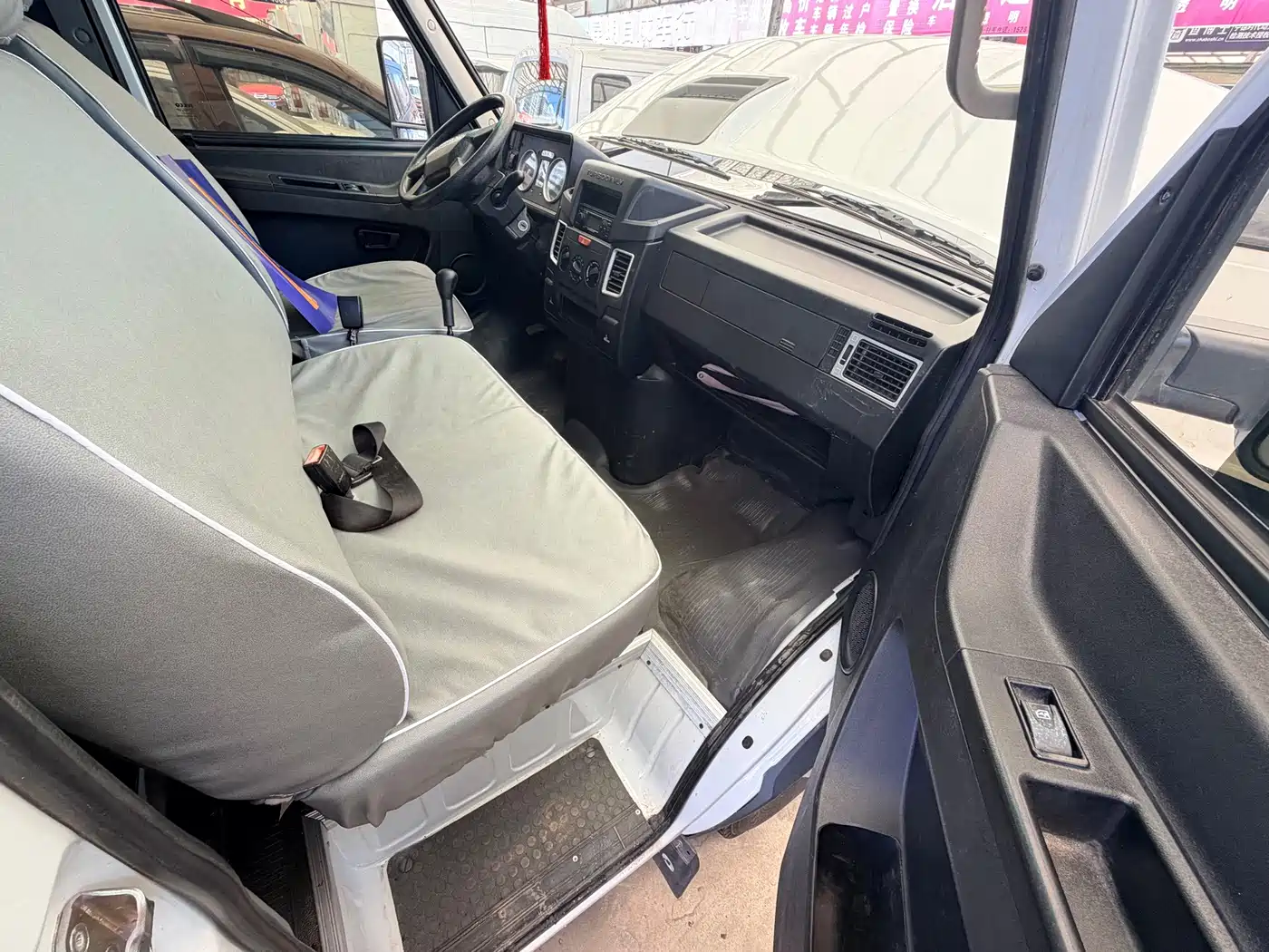 Iveco Daily 2021 2020 Model 2.8T V40 Van Dual-Tire Medium Roof 3 Seats China V