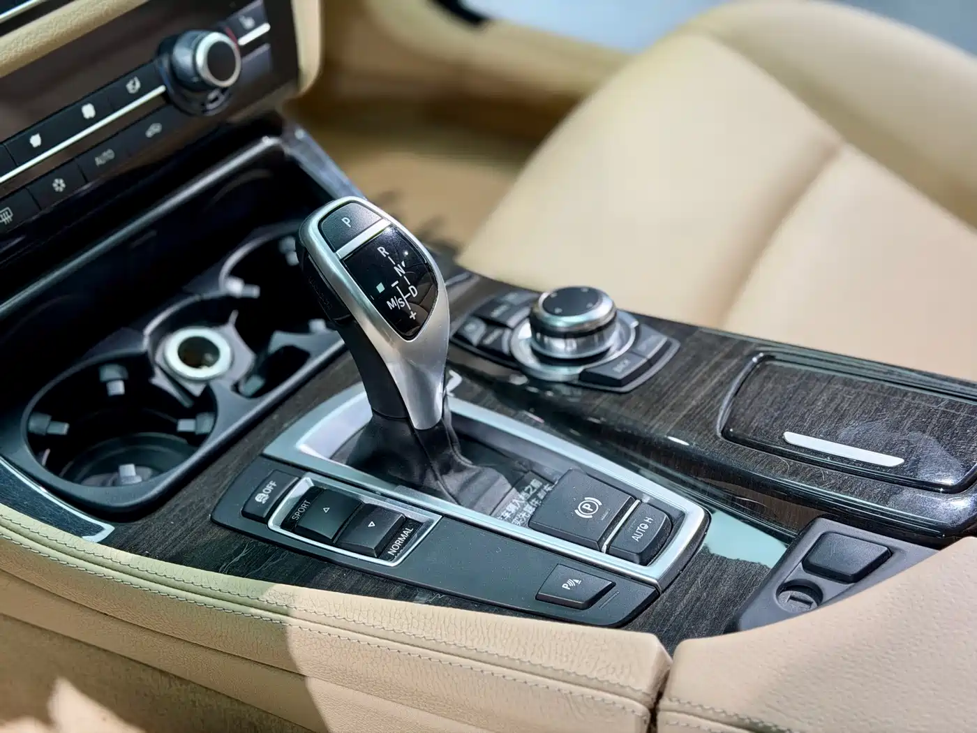 BMW 5 Series 2011 535Li Leading фото 9