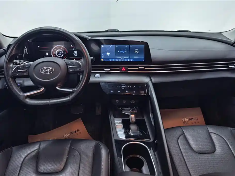 Hyundai Elantra 2021 1.5L CVT LUX Premium Edition фото 12